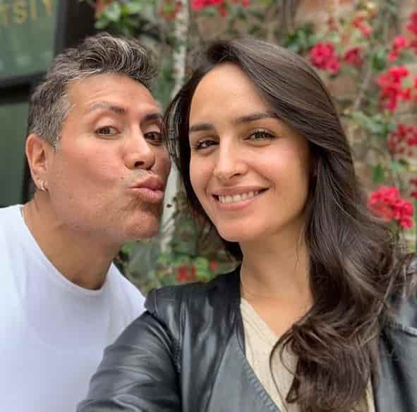 Fernada Urrejola with her hairstylist and her friend posing for a photo in Instagram